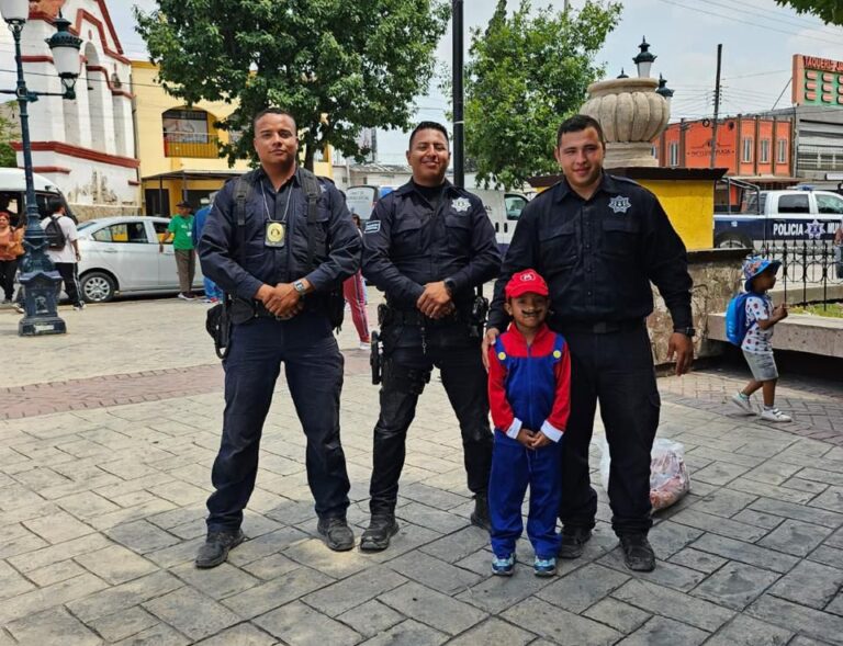 Policías municipales celebran a niños del área rural y urbana de Ramos Arizpe