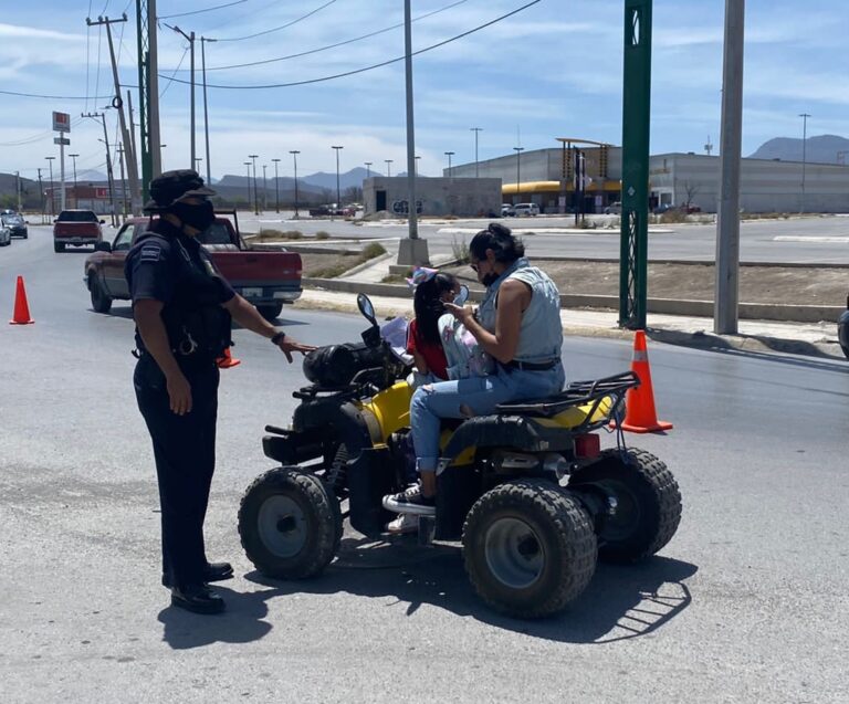 Prohibirán en Coahuila transportar en moto a menores de 12 años