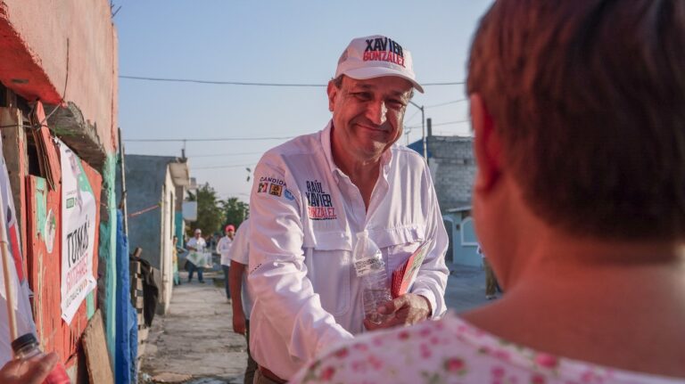 Recorre Xavier González la colonia Analco II de Ramos Arizpe