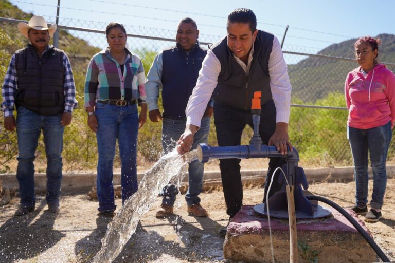 Supervisa Chema Morales obras de agua potable en Santo Domingo