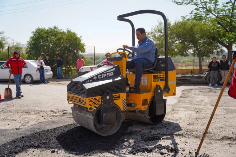 Supervisa Chema Morales bacheo en el sector poniente de Ramos Arizpe