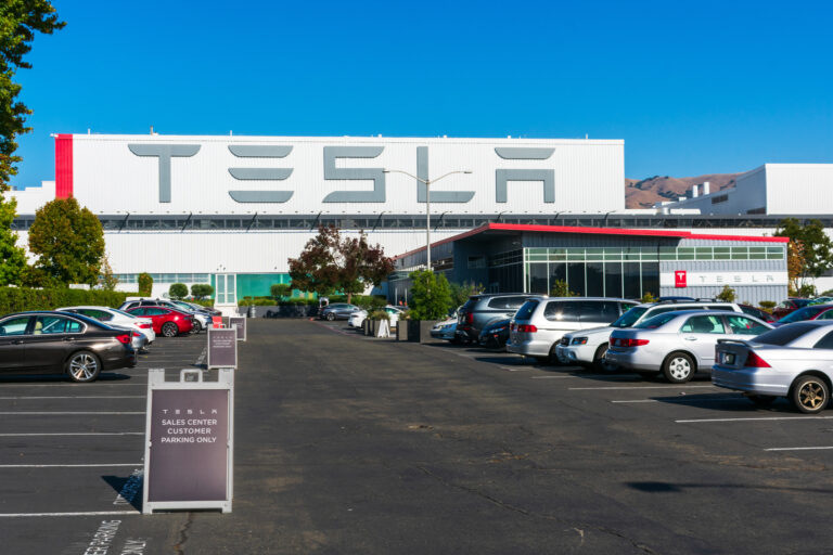 Tesla despedirá al 10% de su planta laboral a nivel mundial