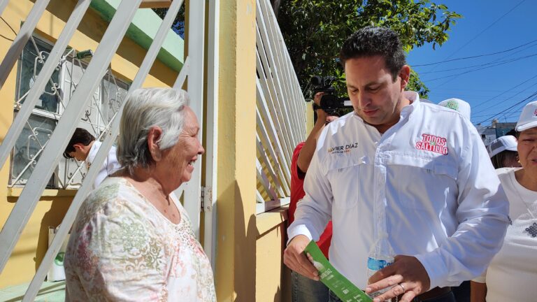 Visita Javier Díaz González a habitantes de colonia La Madrid