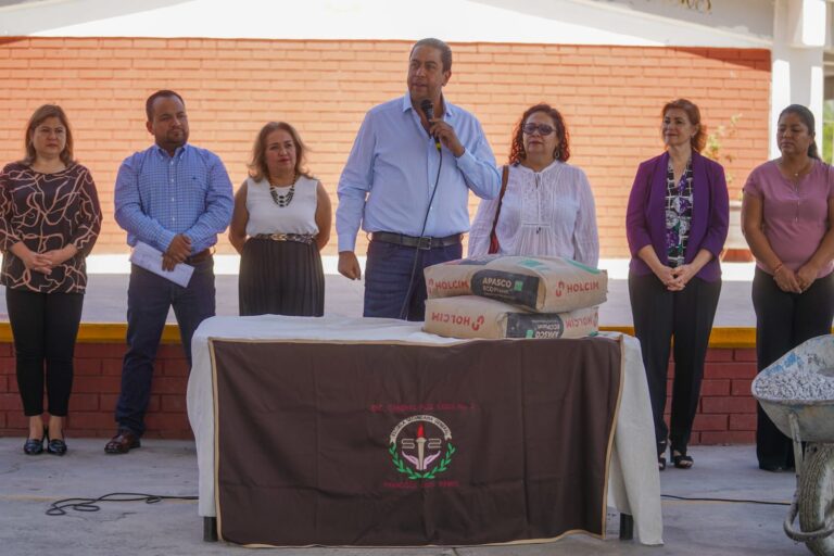 Visita Chema Morales secundaria de la colonia Santa Fe en Ramos Arizpe