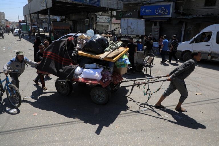 Gaza: 80 mil abandonan Rafah al intensificarse los bombardeos israelíes