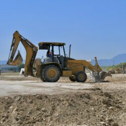 Alcalde Chema Morales supervisa obras de recreación para las familias 5