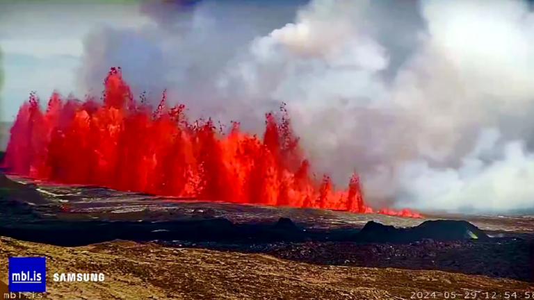 Volcán islandés hace su quinta erupción, las explosiones de lava alcanzan hasta los 50 metros de altura