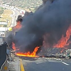Chocan y arden tráileres en Autopista a Saltillo