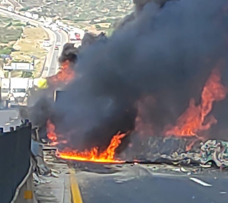 Chocan y arden tráileres en Autopista a Saltillo