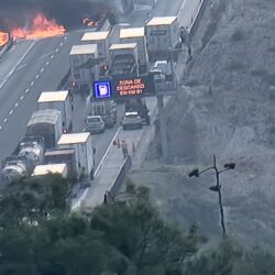 Chocan y arden tráileres en Autopista a Saltillo1