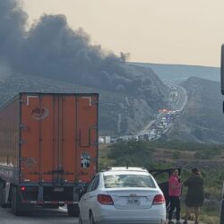 Chocan y arden tráileres en Autopista a Saltillo2