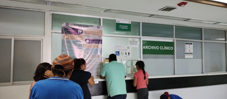 Entre la enfermedad y el calor, esperan derechohabientes del IMSS en Saltillo atención hospitalaria 