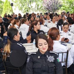 Festeja Chema Fraustro 10 de mayo con mamás policías2