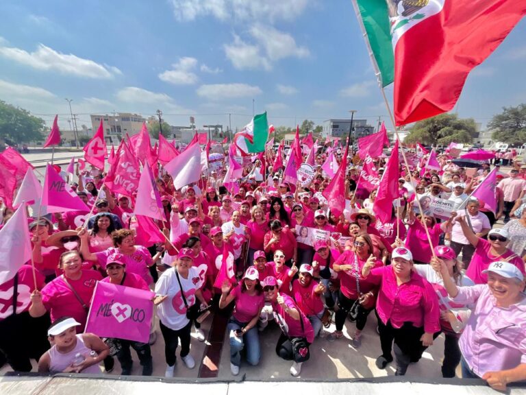 Miles de coahuilenses se suman a la Marea Rosa