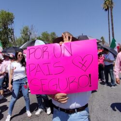 Marchan miles de saltillenses en defensa de México y su democracia