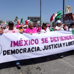 Marchan miles de saltillenses en defensa de México y su democracia7