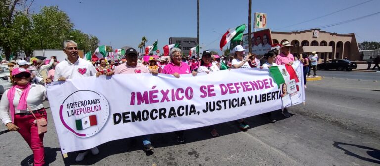 Marchan miles de saltillenses en defensa de México y su democracia