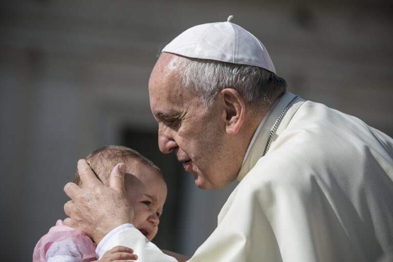 “No faltan perritos o gatos, faltan niños”, dice el Papa Francisco e insta a invertir en la natalidad