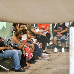 Ola de calor afecta a pacientes y sus familiares en el IMSS de Ramos Arizpe; instalaciones no cuentan con ventiladores ni aire acondicionado 