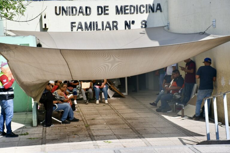 Ola de calor afecta a pacientes y sus familiares en el IMSS de Ramos Arizpe; instalaciones no cuentan con ventiladores ni aire acondicionado 