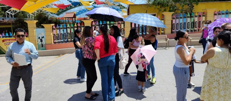 Exigen padres del familia del CIZ instalación de aires acondicionados en las aulas