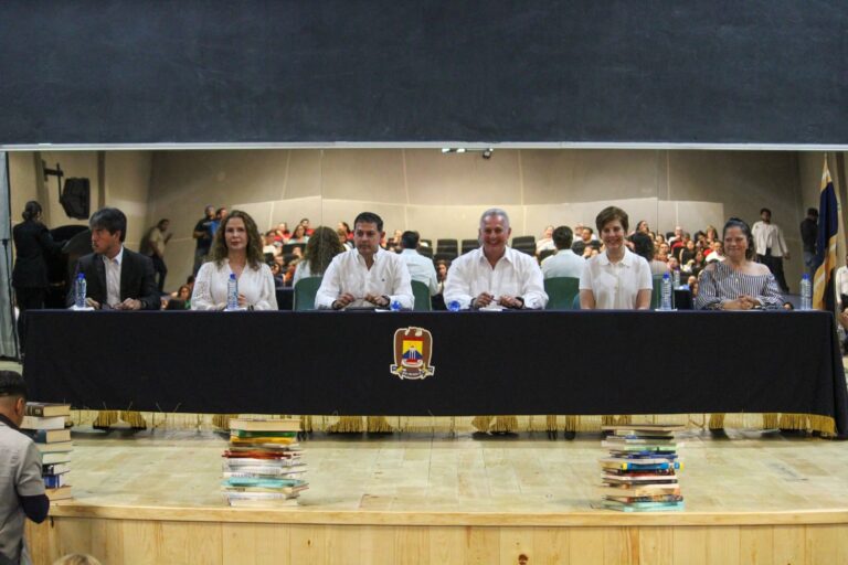 Recibe Facultad de Medicina de la UAdeC UT la donación de 700 libros de la Familia del Dr. Ricardo Arturo del Río Torres