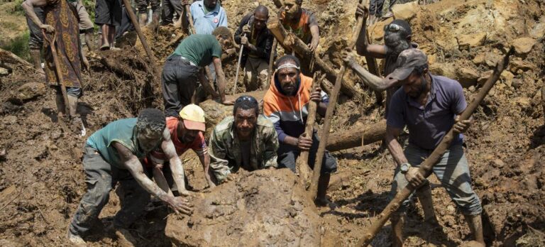 Siguen las tareas de rescate tras el desprendimiento de tierras en Papúa Nueva Guinea, mientras estiman más de 2000 muertos