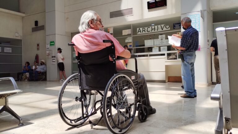 Sin aire acondicionado ni ventiladores, soportan pacientes y personal del ISSSTE la ola de calor en Saltillo