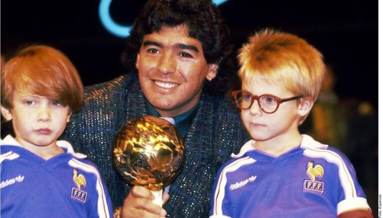 Subastarán trofeo de Maradona robado por la mafia italiana