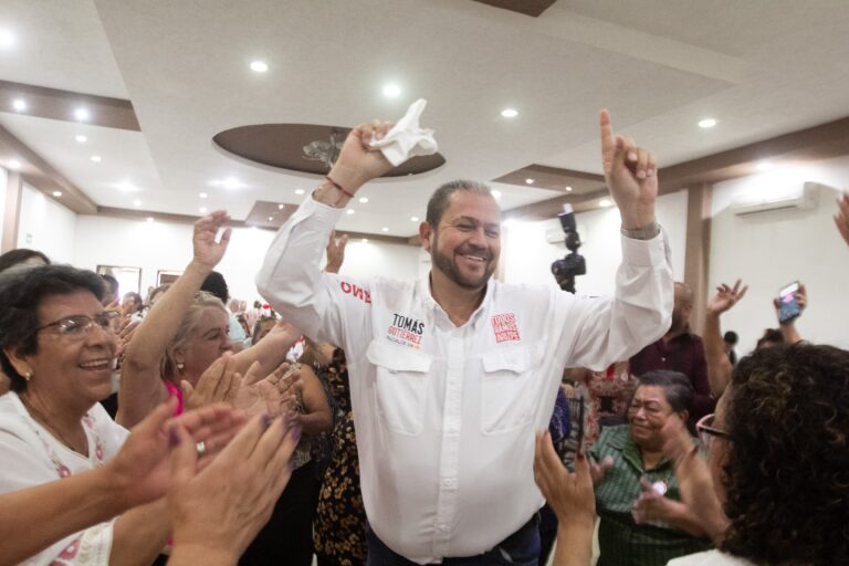 Tomás Gutiérrez felicita y se compromete con las madres de Ramos Arizpe