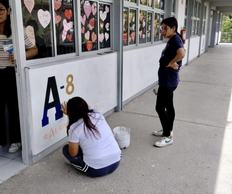 Alumnos de IMARC Ramos Arizpe suman esfuerzos para embellecer plantel educativo