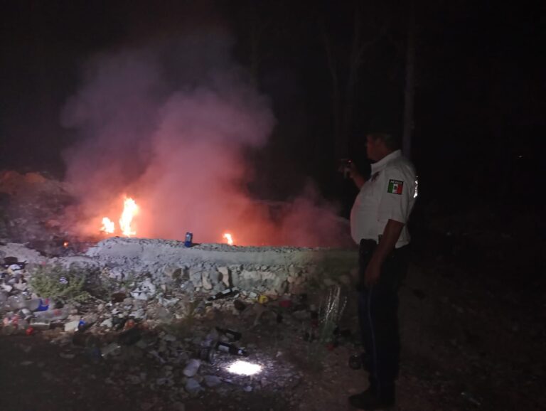 Apagan Bomberos y Policía de Arteaga fuego que inició una quema de basura en ejido el Tunal