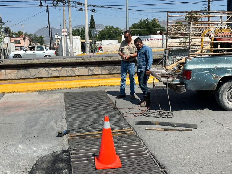 Brindan mantenimiento a drenaje pluvial en bulevar Plan de Guadalupe, en Ramos Arizpe  