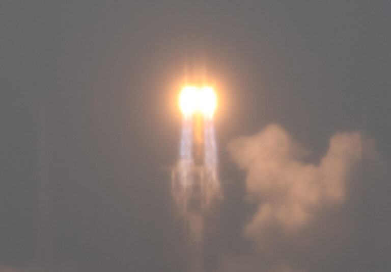 China lanza sonda Chang’e-6 para recoger muestras de la cara oculta de la Luna