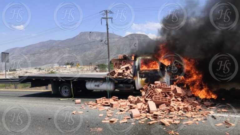 Choca y arde en la Saltillo-Monterrey