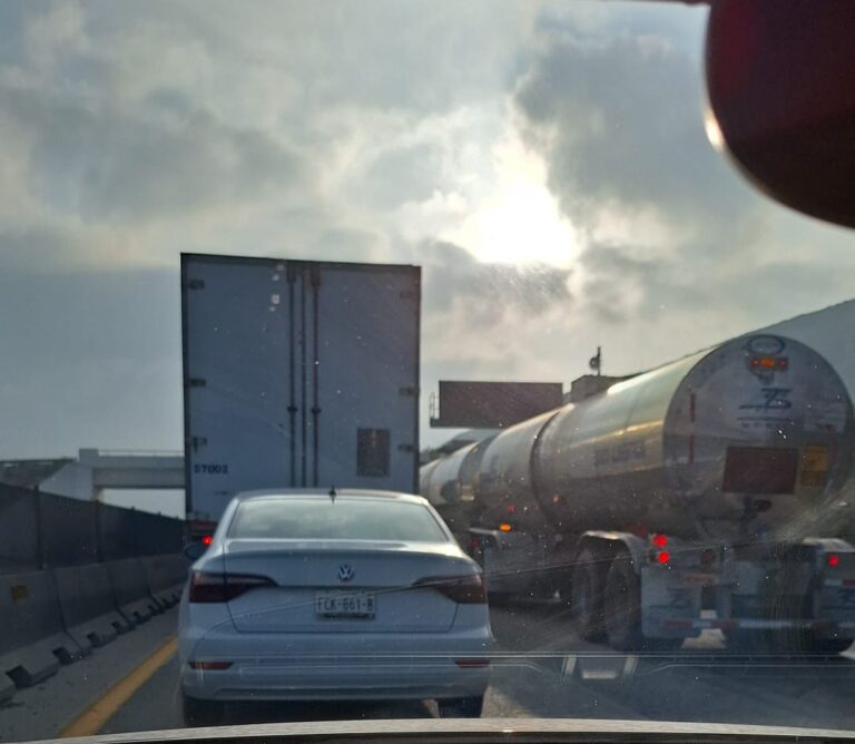 Choque de tráileres paraliza carretera Saltillo – Monterrey y satura la de cuota