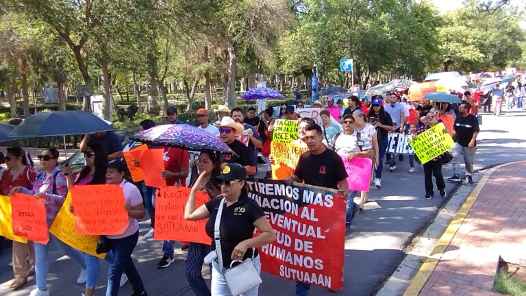 Con marcha, presionan trabajadores del SUTUAAAN a rector para resolver demandas