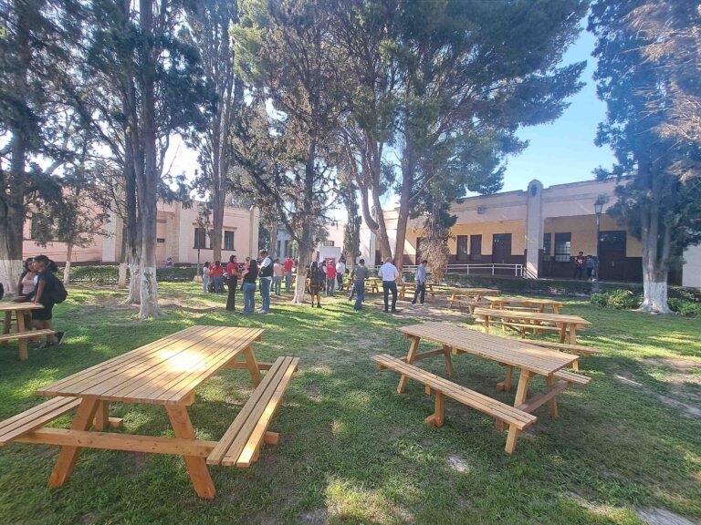 Entrega empresa Daimler Truck 10 mesa bancos al Ateneo Fuente de la UA de C