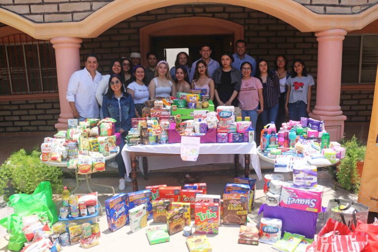 Equipo Morado de Lobos en Acción de la UA de C entrega alimentos y artículos de higiene a universitarias de la Residencia Femenil de Arteaga