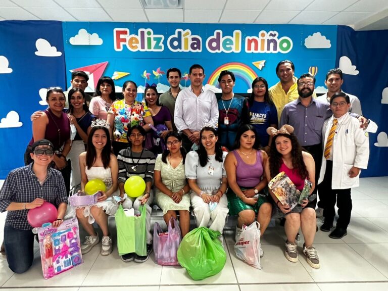 Equipo Rojo de Lobos en Acción de la UA de C entregan alimentos y juguetes en el Hospital Materno Infantil de Saltillo