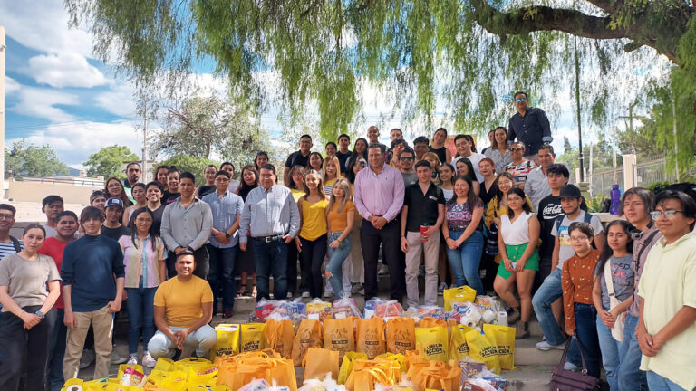 Equipo Dorado de “Lobos en Acción” de la UA de C brinda apoyo a estudiantes foráneos