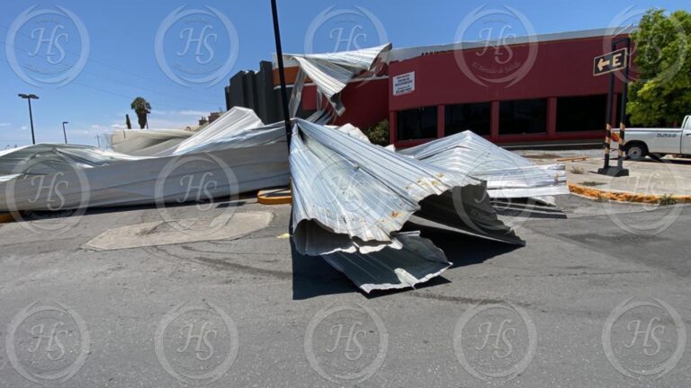 Racha de viento derriba techo de Autozone en Saltillo