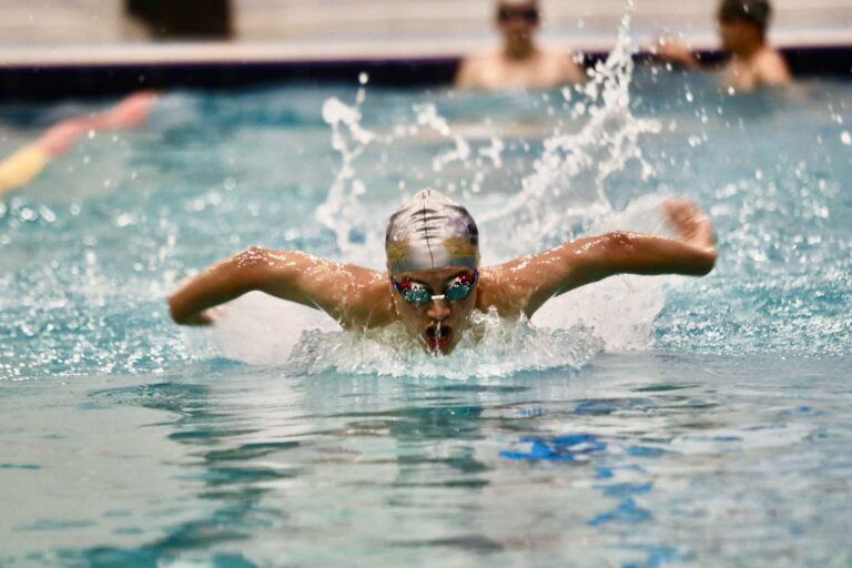 Invita Municipio a clases de natación en Multideportivo El Sarape