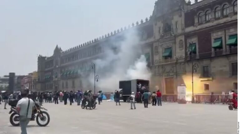 Lanzan normalistas petardos a Palacio Nacional; lesionan a 26 policías