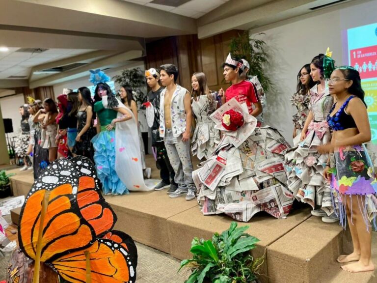 Llevan a cabo en la UA de C exposición y desfile de modas con material reciclable