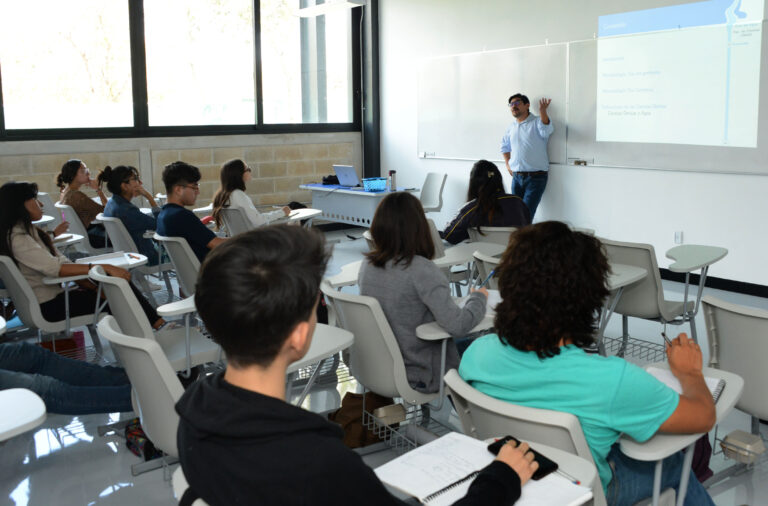 Maestras y maestros deben repensar cómo atraer el interés de los jóvenes para continuar sus estudios