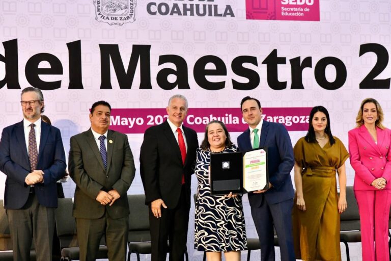 Manolo Jiménez y Román Cepeda reconocen trayectoria de maestros de la Región Laguna de Coahuila