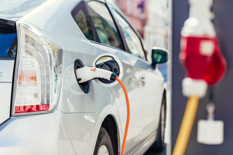 “Más silenciosos, más peligrosos”: estudio revela que los autos eléctricos atropellan a más peatones que los de gasolina