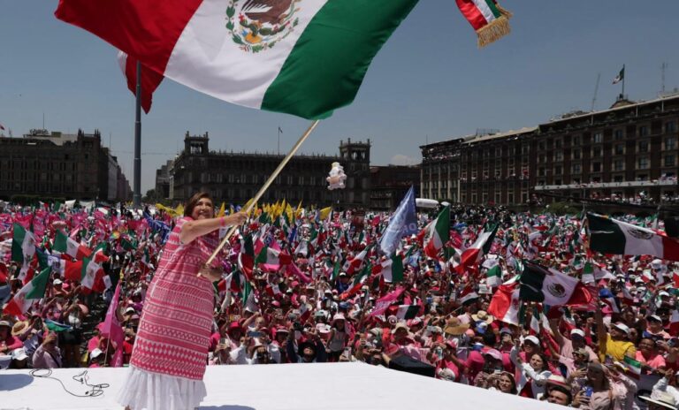 México siempre será libre: marea rosa inunda el Zócalo de la CDMX encabezada por Xóchitl   