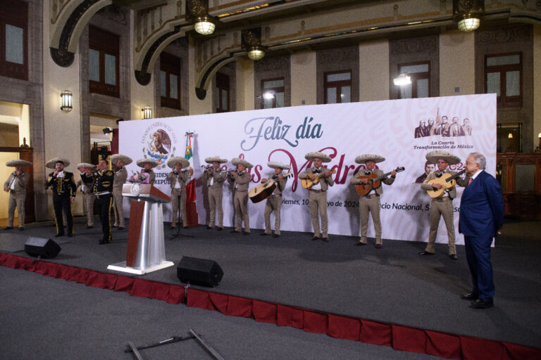 Ofrece AMLO serenata con mariachis por 10 de mayo